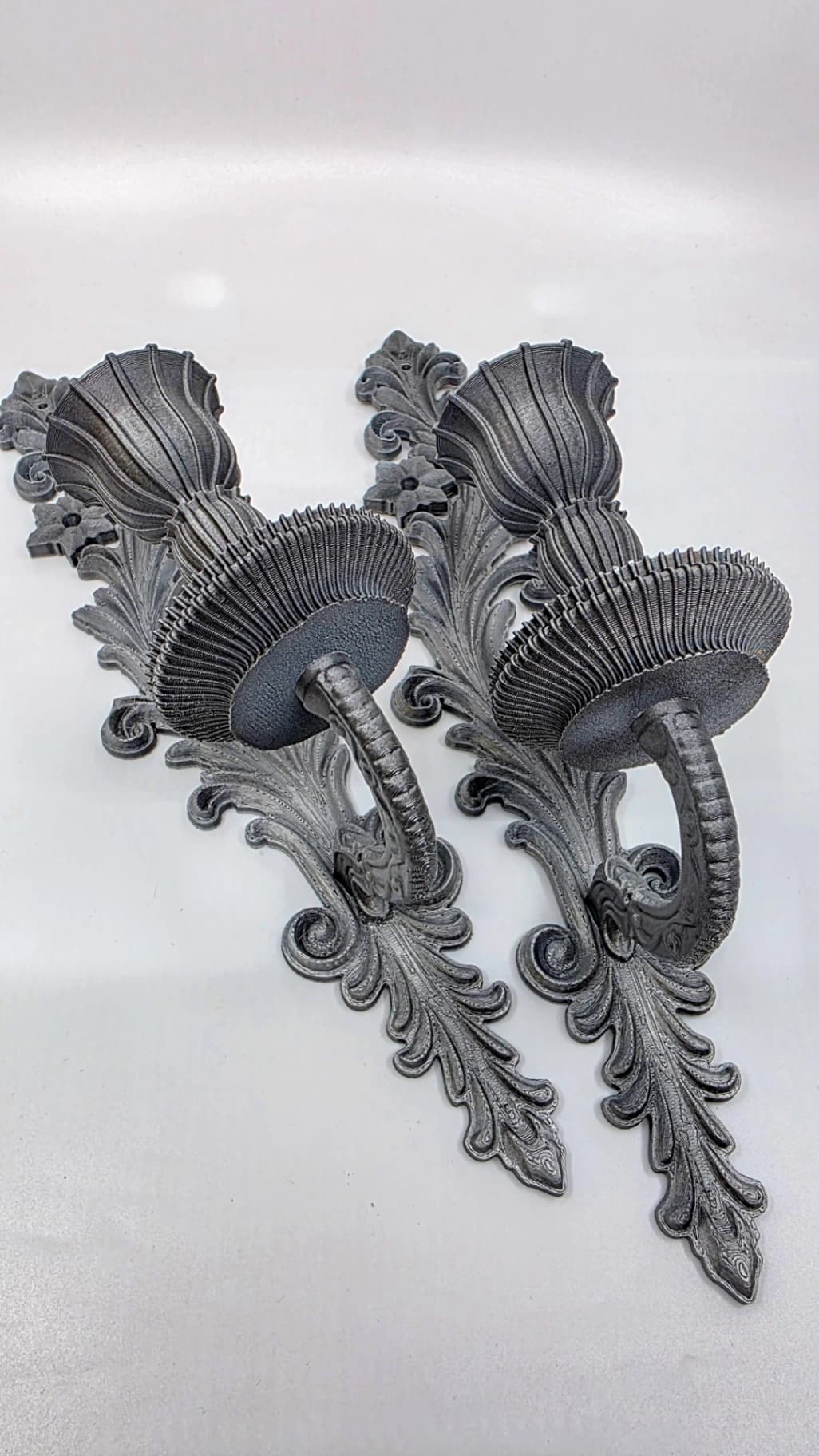 Historizující 3D tištěný nástěnný svícen s ruční airbrush patinou a ornamenty.