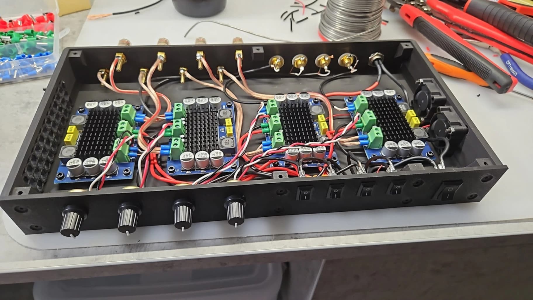 Kompletně osazený zesilovač pro bass shakery v 3D tištěném šasi.