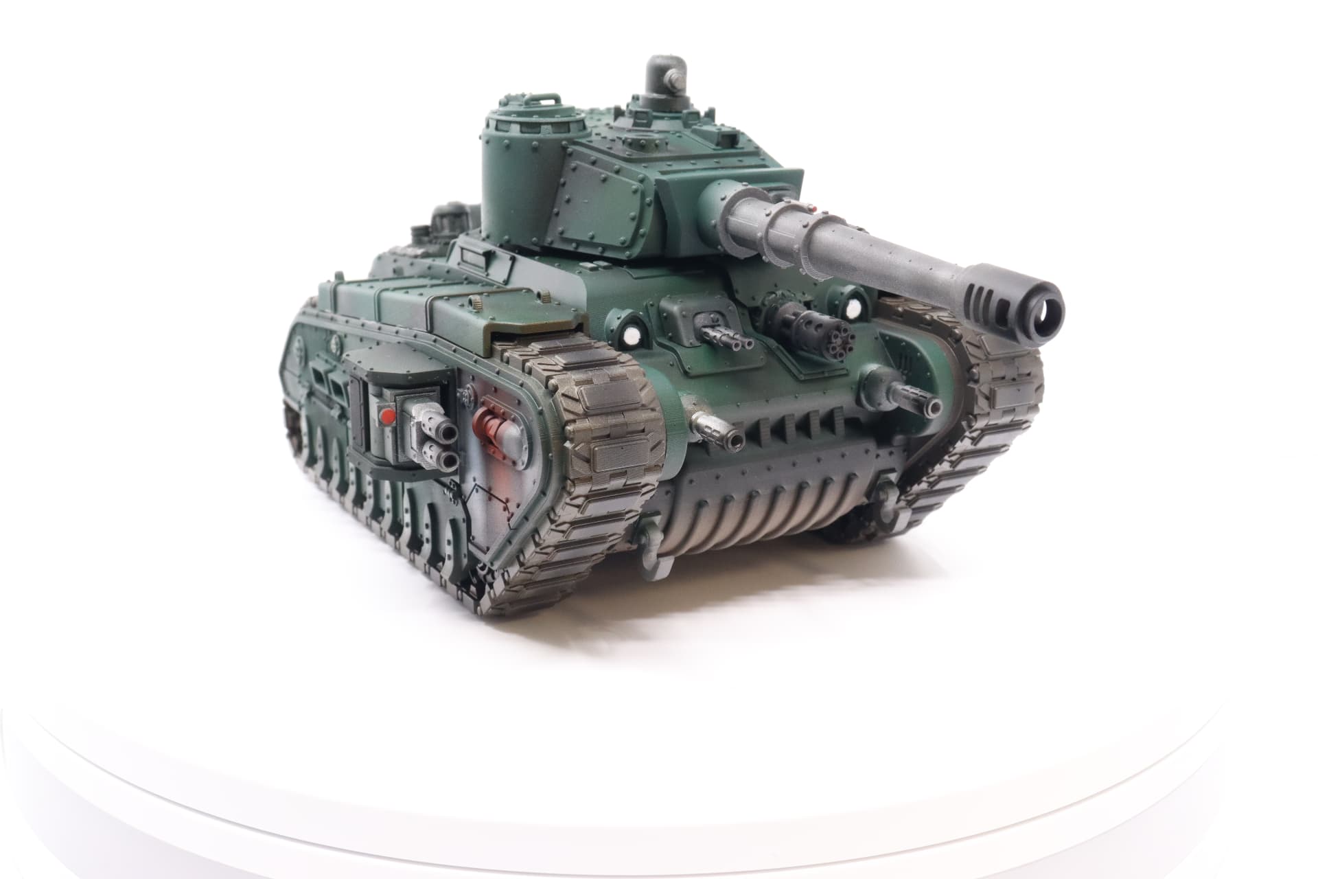SLA tisk a airbrush lakování Warhammer tanku
